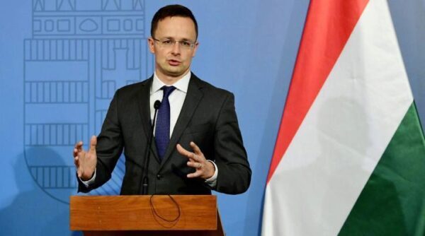 Глава МИД Венгрии обличил западных критиков России