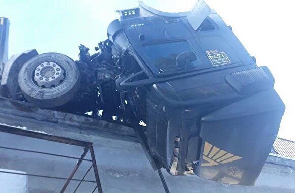 Из-за серьезной аварии с фурами перекрыто движение на участке трассы Тюмень — ХМАО