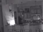 Камера видеонаблюдения засняла в комнате необъяснимый источник света