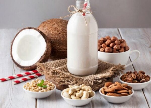 Кокосовое, соевое или овсяное: о пользе растительного молока рассказали диетологи