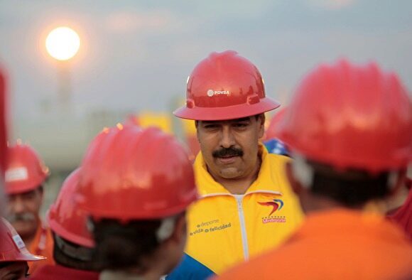 Нефтяная госкомпания Венесуэлы переводит счета в Газпромбанк