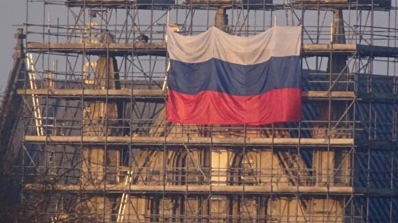 Неизвестные повесили российский флаг на собор в Солсбери