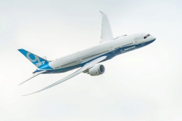 Пассажирский Boeing 787-9 по пути в Лондон развил скорость, превышающую звук