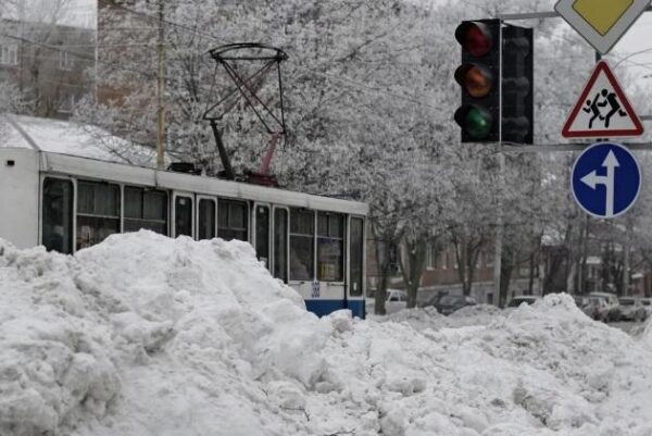 По улицам Таганрога ходит трамвай с открытой дверью