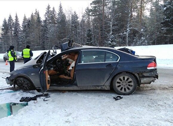 Под Екатеринбургом BMW врезался в грузовик: пострадали 4 человека, в том числе подросток