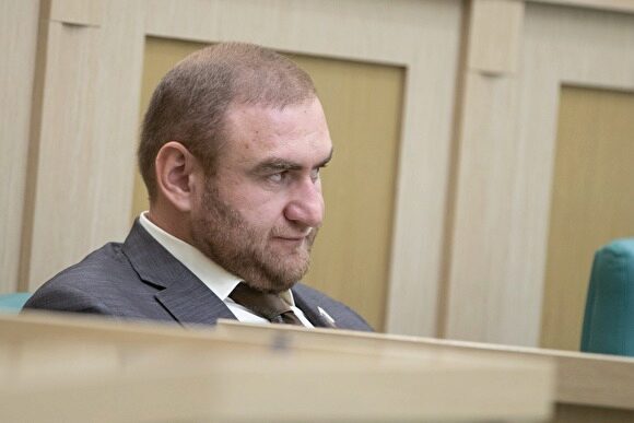 Сенатор Арашуков пока не получил от близких продуктов и денег и начал есть тюремную еду