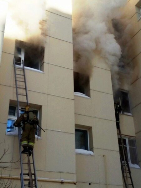 «Шел плотный черный дым». Жительница Надыма попала в реанимацию после пожара
