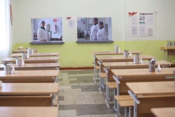 Учащимся школы, где детям дали мясо со щупальцами, запретили брать в столовую сотовые