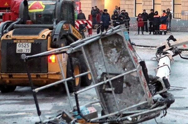 В центре Москвы на дорогу рухнула автовышка