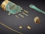 В древнем захоронении обнаружили бронзовую руку с браслетом из золотой фольги