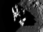 В лунном кратере обнаружен странный объект