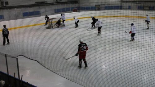 В Новосибирске во время матча умер хоккеист