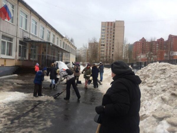 В Петербурге, как в Саратове, учителя убирают снег