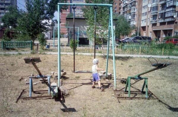 В Ростове дети играют на площадке, которая представляет реальную угрозу жизни