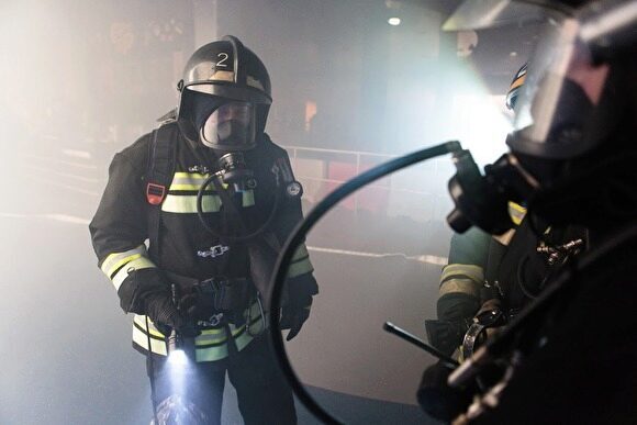 В Екатеринбурге двое мужчин отравились угарным газом в горящей квартире. Один из них умер