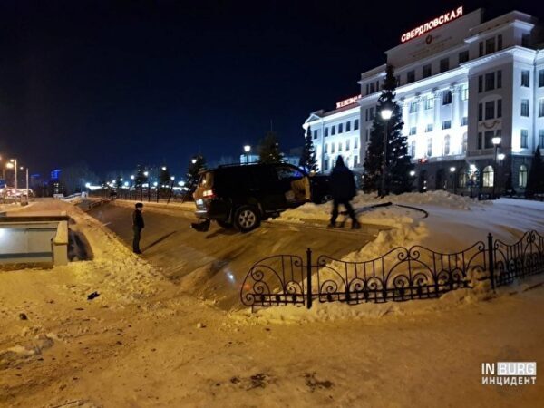 В Екатеринбурге Lexus столкнулся c Toyota и залетел на парапет около управления СвЖД