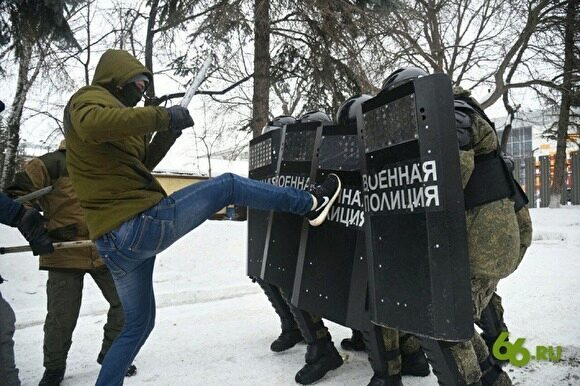 В Екатеринбурге школьникам показали, как военная полиция разгоняет митинги