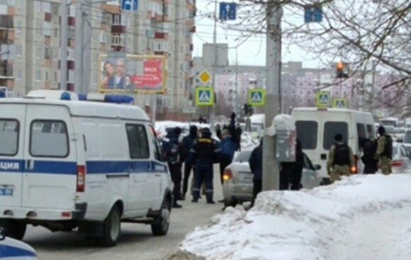 В Сургуте у торгового центра силовики задержали мужчину со взрывчаткой