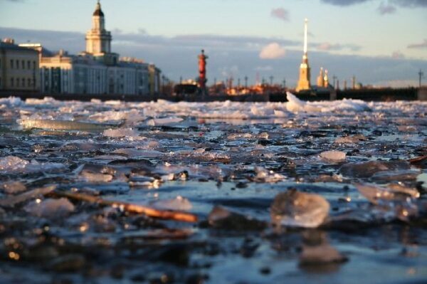 За снежной стихией на Петербург идет водяная