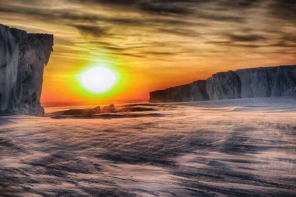 Загадочные образования в Антарктиде: башни, крепостные стены и лабиринты обнаружили на Южном полюсе