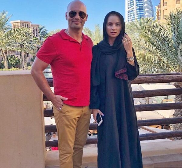 Жена Андрея Черкасова Кристина Ослина примеряла черное арабское платье