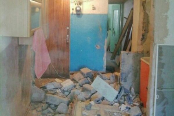 Житель Челябинска открыл дверь, и в ту же минуту рухнула стена