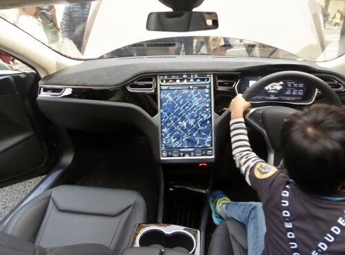Электромобили Tesla получат новое программное обеспечение