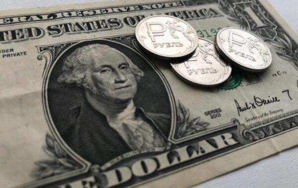 Курс доллара впервые упал ниже 64 рублей с августа прошлого года