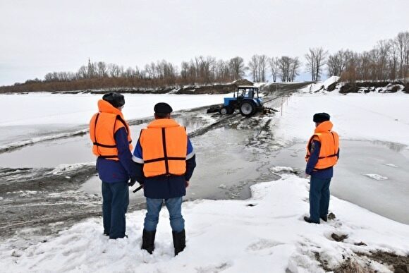 МЧС закрыло три ледовые переправы в Тюменской области