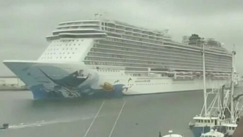 Опубликовано видео попавшего в шторм в Атлантике круизного лайнера