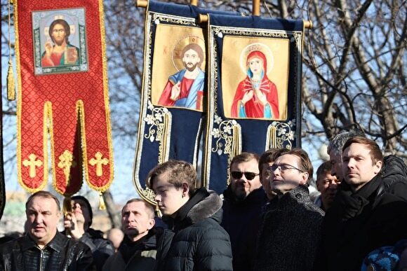 По данным организаторов, в молебне «за храм» в Екатеринбурге участвовали 8 тыс. человек