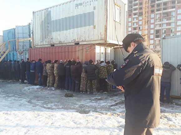 Полиция Екатеринбурга задержала нелегальных мигрантов на одной из строек на юго-западе