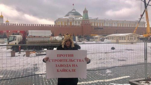 Сергея Зверева вызвали в полицию после одиночного пикета на Красной площади в защиту Байкала