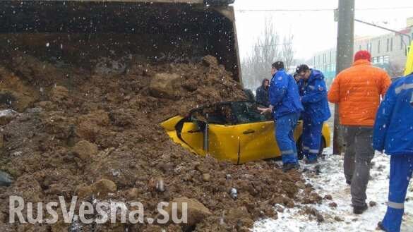 Страшная авария в Москве: грузовик с землёй раздавил такси (ФОТО, ВИДЕО)