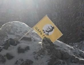 Тюменские коммунальщики убрали кучи снега после того, как в них воткнули портреты Моора