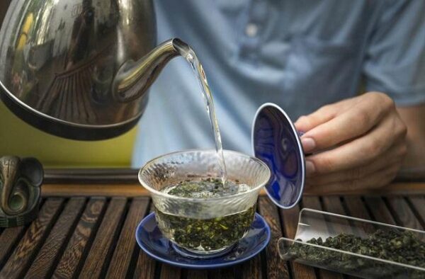 Ученые рассказали, как меняется польза зеленого чая в зависимости от воды