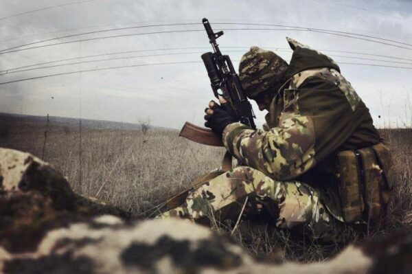 Украинские силовики массово бегут с передовой в Донбассе – военкоры