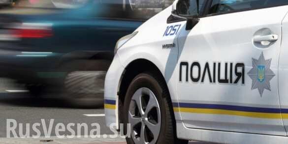 Украинский полицейский пытался убежать от водителя и съесть взятку (ВИДЕО)