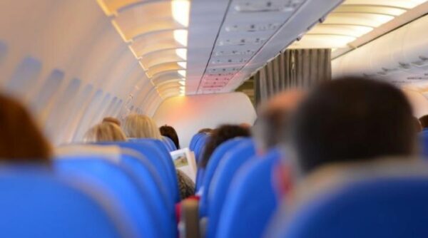 В «Аэрофлоте» опровергли информацию о сотруднике, предлагавшем пассажирам есть йогурт руками