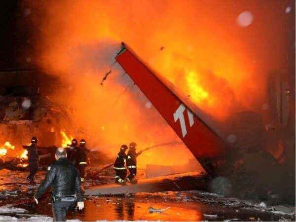 В аэропорту Тегерана загорелся пассажирский самолет
