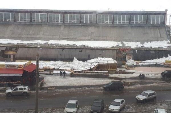 В Архангельске из-за снега произошло обрушение торговых рядов на центральном рынке