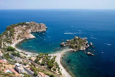 В Италии райский остров Сицилии аристократы поставили на продажу за 1 млн евро