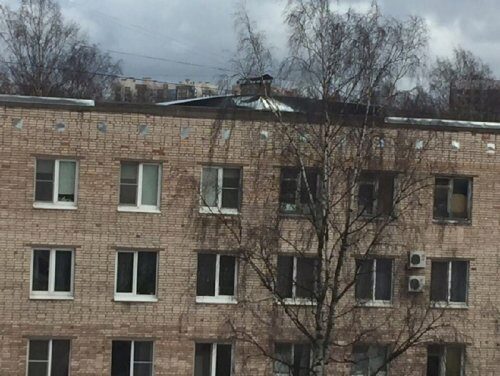 В Петербурге из-за ураганного ветра сорвало крышу в жилом доме