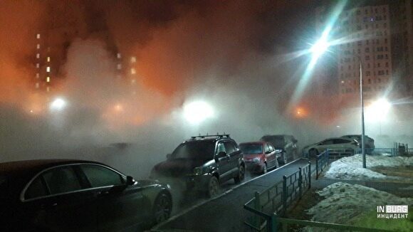 В Екатеринбурге из-за коммунальной аварии затопило двор и парковку многоэтажки