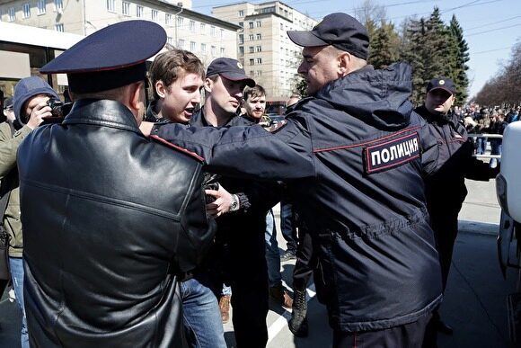 В Петербурге задержали одиночных пикетчиков, поддерживавших правозащитника Оюба Титиева
