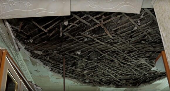 В Шадринске в квартире обрушился потолок на кухне из-за протечки крыши