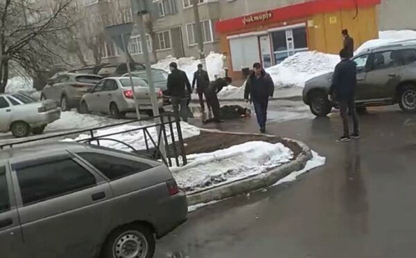 В Татарстане у здания полиции мужчина зарезал участкового. Нападавшего застрелили
