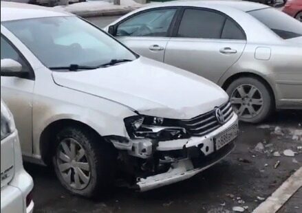 В Тюмени упавшие с крыши сосульки разбили две машины