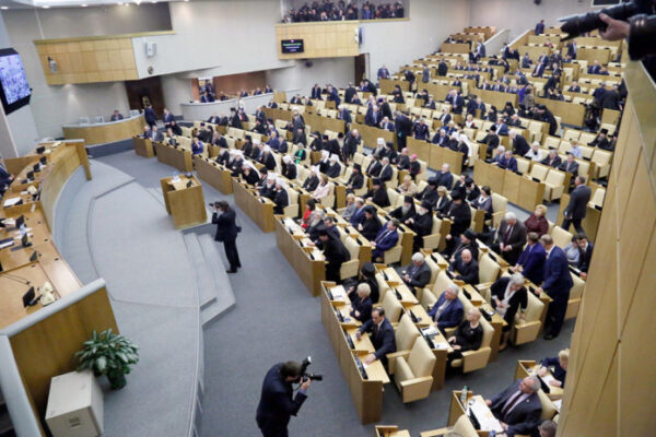 Депутат Госдумы Алимова нецензурно высказалась о переносе времени заседаний