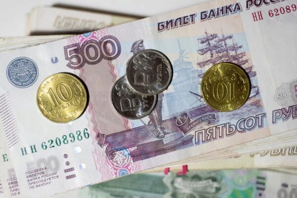 Эксперты утверждают, что падение рубля неизбежно